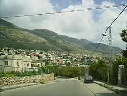 Město Sadžur, v pozadí terénní zlom na okraji údolí Bejt ha-Kerem, úpatí Har Šezor zcela vlevo