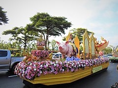 Maha Songkran Festival i Bangkok afholdes fra 11. april, begyndende med en parade (2019).