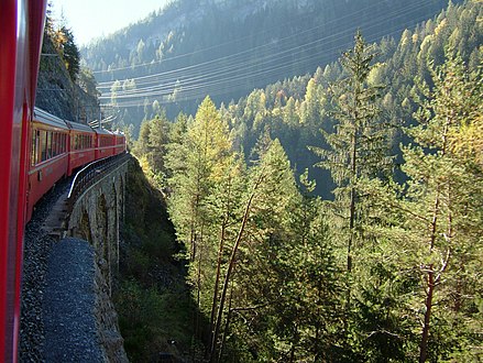 Southbound train between Thusis and Tiefencastel approaching Tiefencastel Südwärts fahrender Zug zwischen Thusis und Tiefencastel vor Tiefencastel