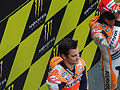 Le vainqueur Dani Pedrosa sur le podium après la course.