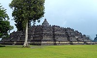 De Borobudur met vele stoepa´s is als geheel gebouwd als een stoepa