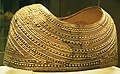 Ruang 51 – Mold cape, atau Jubah Emas, Wales Utara, Zaman Perunggu, 1900–1600 SM (salah astu contoh terbaik karya tenun emas prasejarah)