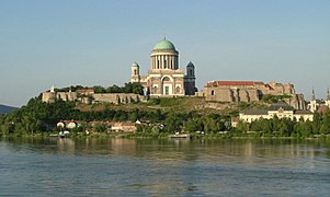 Vista de la Basílica de Esztergom desde el otro lado del Danubio.