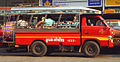 Ein Isuzu Elf in Thailand, als Songthaew (Sammeltaxi) eingesetzt