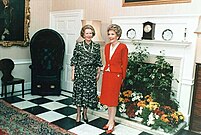 Thatcher ja Nancy Reagan aulassa (1986)