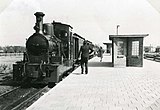 Tramstation Spijkenisse met stoomtram. RTM stoomloc 52 (Orenstein & Koppel; bouwjaar 1916) te Spijkenisse met tram naar Hellevoetsluis; 7 april 1950.