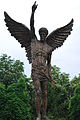 Monumento de una ángel por los defensores de Macedonia