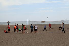 Grupo de amigos jugando al volei-playa en la playa de Gran Tarajal