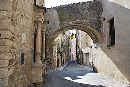Porte du village. Portail Renaissance (à gauche), rue des Quiastres.