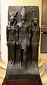 Pharaon Menkaure đội hedjet, đứng giữa hai nữ thần Anput (trái) và Hathor (phải)
