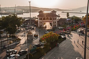 Praça Cumhuriyet com o golfo de Bandırma ao fundo