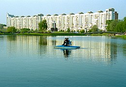 Prie Staražovskio gatvės Minsko daugiabučiai ir Svisločiaus upė (2005 m.)