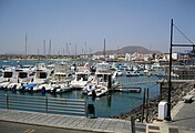 Hafen, im Hintergrund der Stadtstrand