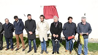 Lectura nombres fusilados en Castillo de San Sebastián (31681543905).jpg