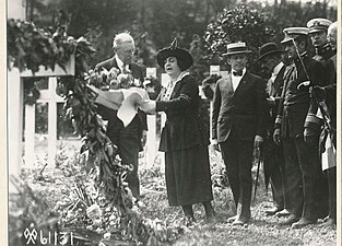 Le président américain Woodrow Wilson et la Première dame Edith Wilson inaugurant le cimetière américain (1919).