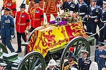 El ataúd de la Reina desfilando.