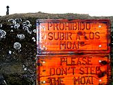 Papan tanda yang melarang para pengunjung untuk memanjat moai
