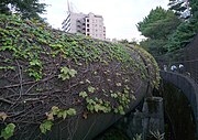 井の頭線を跨ぐ地点では巨大な鋼管が姿を見せる。 （杉並区永福1丁目・和泉2丁目、北緯35度40分16.28秒 東経139度38分59.96秒﻿ / ﻿北緯35.6711889度 東経139.6499889度﻿ / 35.6711889; 139.6499889﻿ (井の頭線を跨ぐ鋼管)）