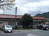 北口には旧駅舎があり、手前に駐車場等がある（2008年4月）