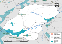 Carte en couleur présentant le réseau hydrographique de la commune