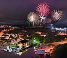 Zicht op Quidi Vidi met in de achtergrond het vuurwerk ter ere van Canada Day 2019 boven St. John's