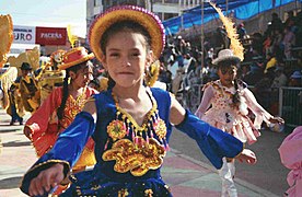Niñas danzando Morenada en Carnaval de Oruro de 2005
