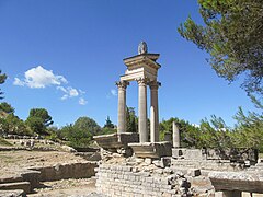 Colonnes et entablement reconstitués du petit temple géminé du premier forum romain (20 av. J.-C.).
