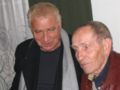 Polští spisovatelé: Janusz Głowacki (* 1938) a Tadeusz Konwicki (1926–2015)