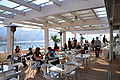テラスに屋外席を展開したカフェの例（オーストリア・ケルンテン州）
