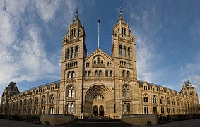 Museo de Historia Natural (Londres) (1873-1880), construido por Alfred Waterhouse siguiendo la moda victoriana