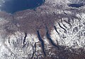 Rinová jezera v zasněžené krajině. Severní Amerika, snímek ze satelitu