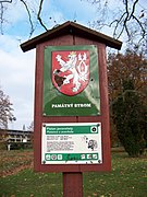 Olomouc, Na střelnici, park, tabule památný strom (01).jpg