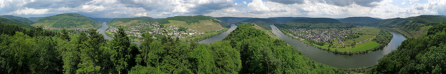 Mehrere Moselmäander. V. l. n. r.: Alf (ganz links), Bullay (gegenüberliegend), Zell (nicht sichtbar hinter der großen Schleife) und Pünderich (rechts). Auf dem Bergrücken der großen Schleife, an der schmalsten Stelle, liegt die Marienburg.