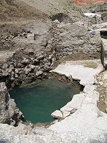 Sol du temple sud perforé par un bassin rempli d'eau, fouillé pour moitié, l'autre n'étant pas fouillée car située en dehors de l'emprise de la fouille archéologique.