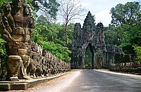 De zuidelijke poort van Angkor Thom (de "grote stad") uit de vroege 13e eeuw. De meeste historici zijn het erover eens dat de gezichten op de poort de bodhisattva Avalokiteshvara voorstellen.