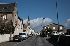 L'église, vue de la rue de Briacé.