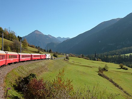 Southbound train between Tiefencastel - Filisur after leaving Tiefencastel trainstation Südwärts fahrender Zug zwischen Tiefencastel - Filisur nach verlassen des Bahnhofs Tiefencastel