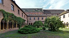 Kloster-Innenhof mit Kreuzgang