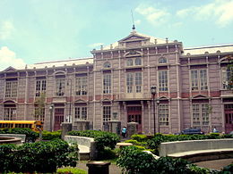 Edificio Metálico. Construido en 1889 en hierro sólido e inspirado en el diseño del arquitecto francés Gustave Eiffel, es patrimonio de la educación costarricense.