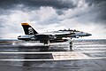 Un F-18 Super Hornet del VFA-103 in fase di atterraggio sulla USS George Washington, 2023