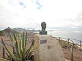 Estátua de Francisco José Peile da Costa Maya[11] com o Pico Castelo e a Vila Baleira ao fundo