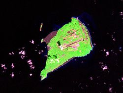 Snímek Iwodžimy ze satelitu Landsat v roce 2000