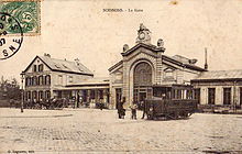 Carte postale de la gare en 1907, avec une rame de tramway stationnant devant. Ce tramway fonctionna de 1907 à 1948