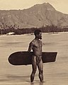 Surfer hawaïen avec planche alaia vers 1898