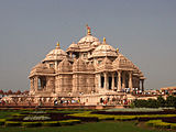 Candi Akshardham di New Delhi, India dibuat seluruhnya dari marmer Carrara dan batu pasir merah muda Rajasthani.