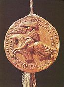 Hnědá kruhová pečeť na které je vyobrazen muž sedící na rozjetém koni s kopím s vlajkou Českého království a se štítem se znakem Rakouského vévodství. Muž je v brnění.