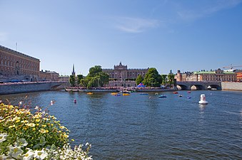 Strömmen mot väster från Strömbron. I bakgrunden Stockholms slott, Helgeandsholmen och Norrbro.