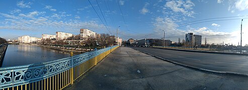 El puente principal sobre el Inhul