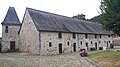 Anciennes écuries et tour d'angle ouest