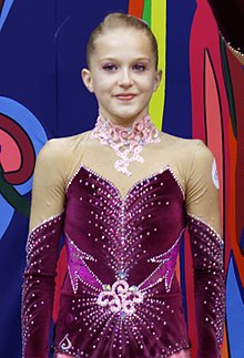 Description de l'image 2014 Acrobatic Gymnastics World Championships - Women's pair - Awarding ceremony 01 (cropped).jpg.